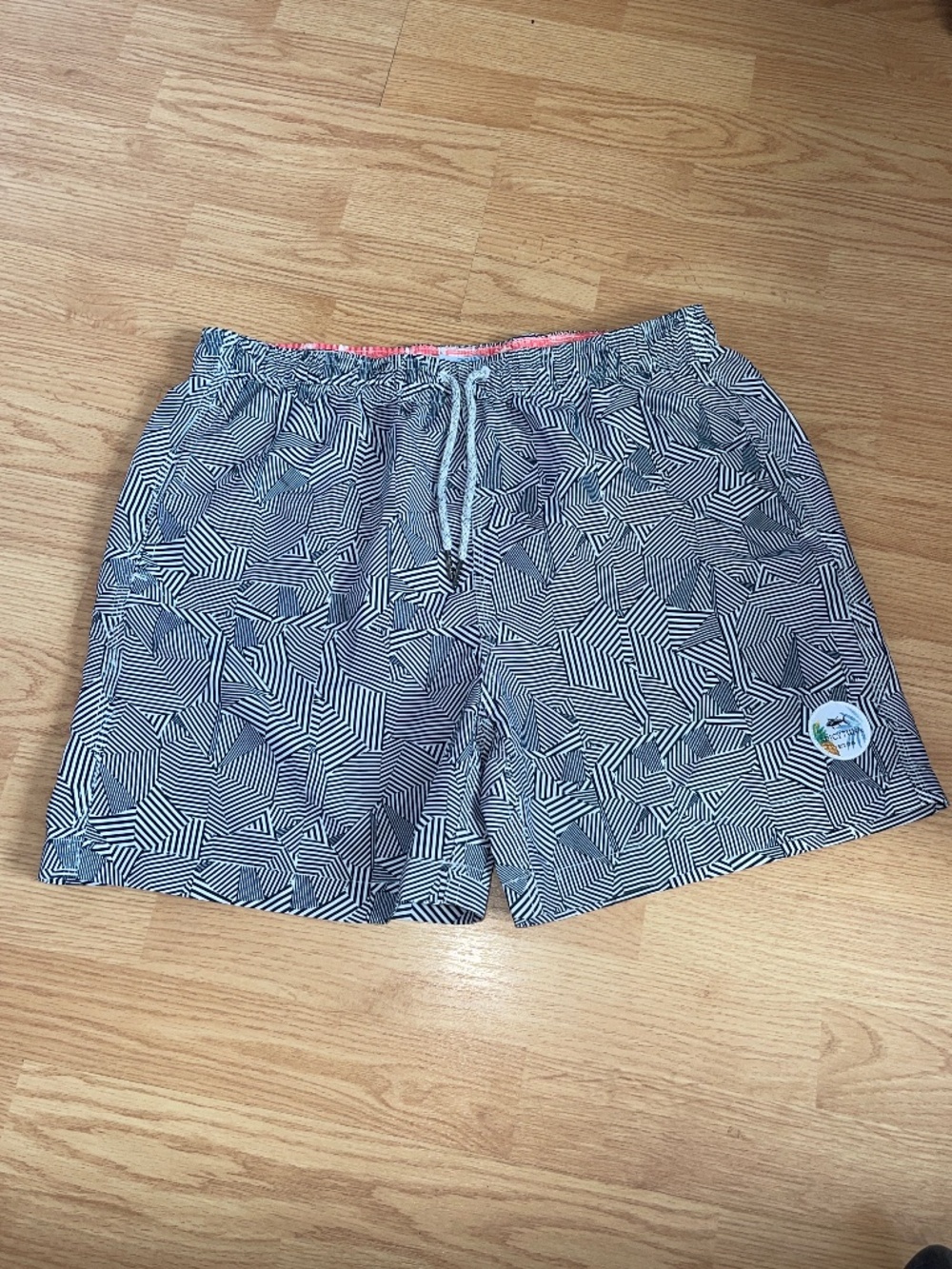 Spicy Tuna Men’s Black & White Retro 5” Inseam Lined Swim Trunks Size Large